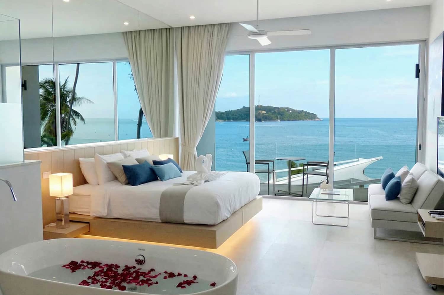 Suite with freestanding bath tub and panoramic sea view